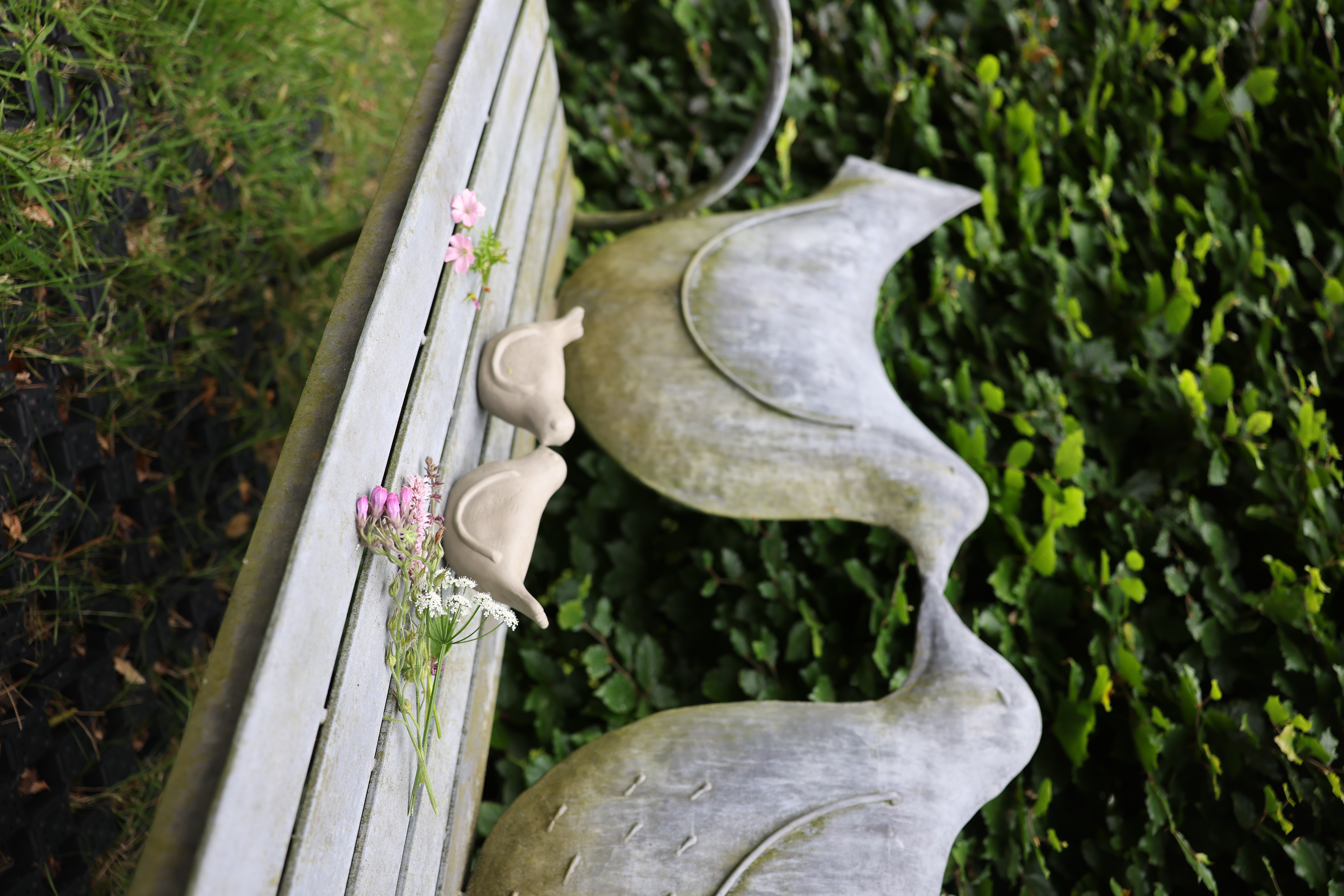 Bird-shaped bench with two ceramic birds